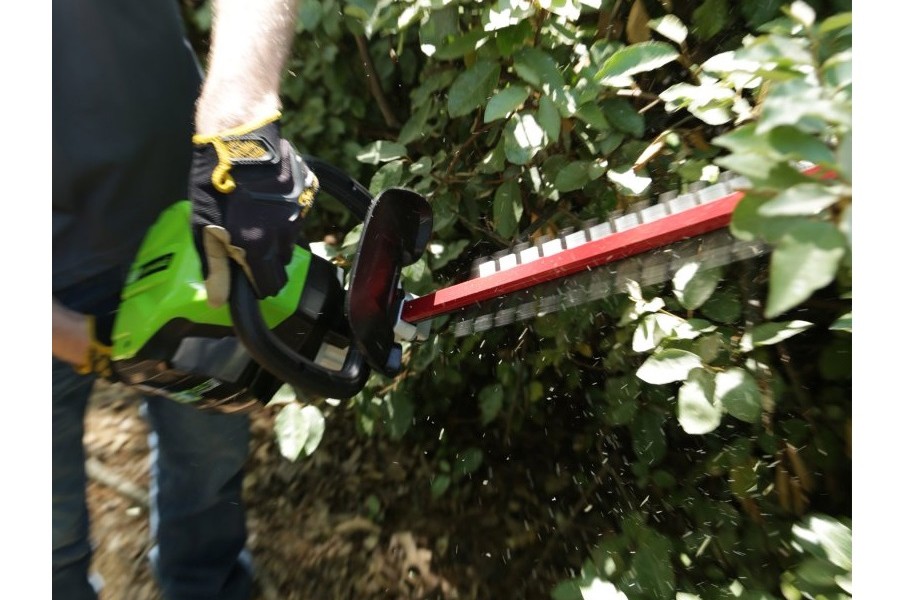 greenworks pro hedge trimmer